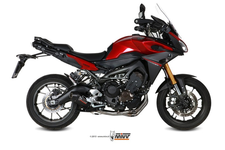 Sidovy av Yamaha Tracer 900 med MIVV Oval Full Exhaust System 00.73.Y.049.L3C installerat. Idealisk för e-handel inom fordonstillbehör.