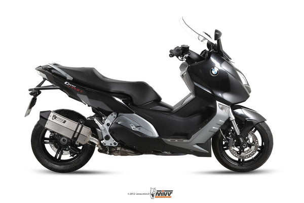 MIVV Speed Edge rostfritt avgassystem med kolfiberändstycke monterat på BMW C 600 Sport B.013.LRX skoter. Perfekt reservdel för sportig körning.