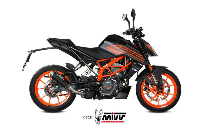 MIVV GP Pro Silencer monterad på KTM 125 Duke KT.025.L2P med orange ram och fälgar, perfekt för sportig körning och stilren design.