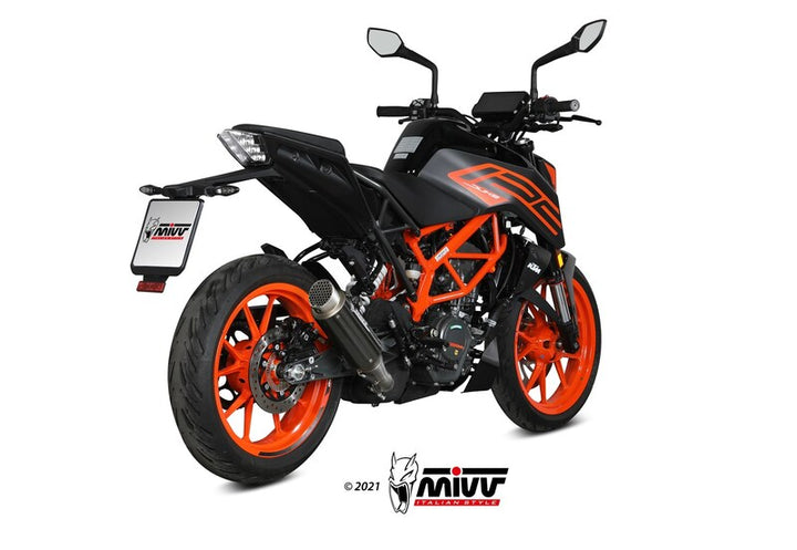 Bakre vy av KTM 125 Duke KT.025.L2P utrustad med MIVV GP Pro Silencer, visar sportigt avgassystem och aggressiv motorcykeldesign.