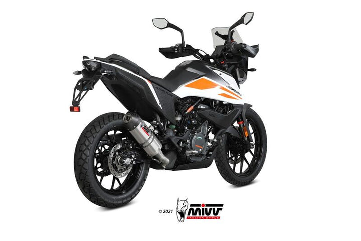MIVV Oval Silencer monterad på KTM 390 Adventure KT.024.L4C, visad bakifrån med sportig design. Perfekt för reservdelar och tillbehörskategorin.