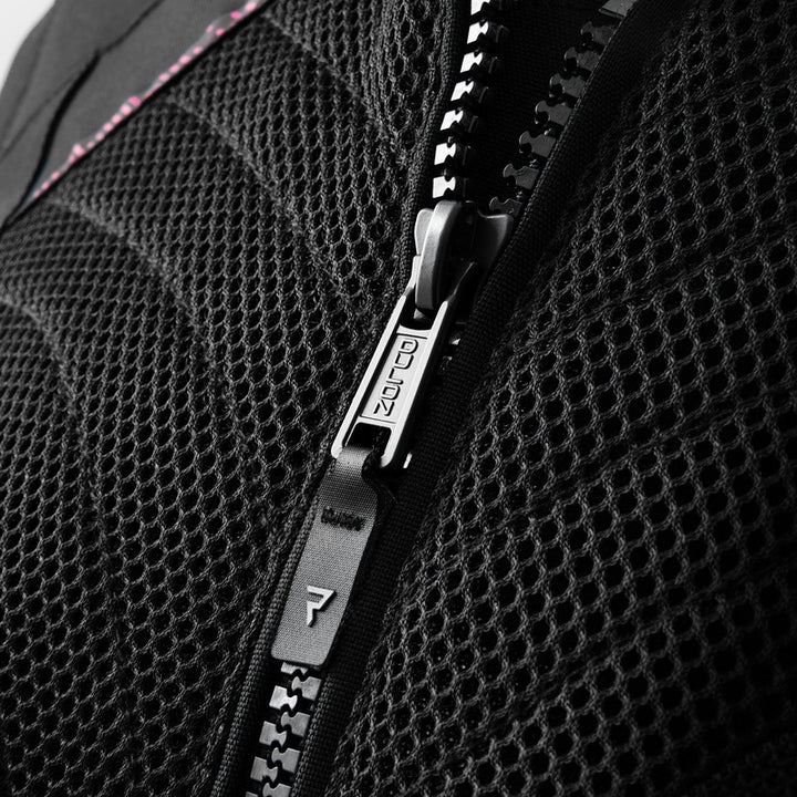 Närbild på dragkedja med Rebelhorn-logotyp på Rebelhorn Dam Textil Mc-Jacka Jax. Robust och säker design.