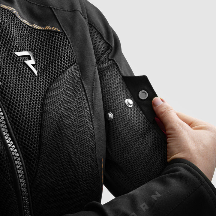 Axeldetalj på Rebelhorn Jax MC-jacka med tryckknappar och förstärkningar. Säker och hållbar design för motorcyklister.