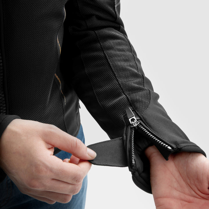 Ärmdetalj på Rebelhorn Jax MC-jacka med dragkedja och justerbar rem. Perfekt för individuell anpassning och komfort.