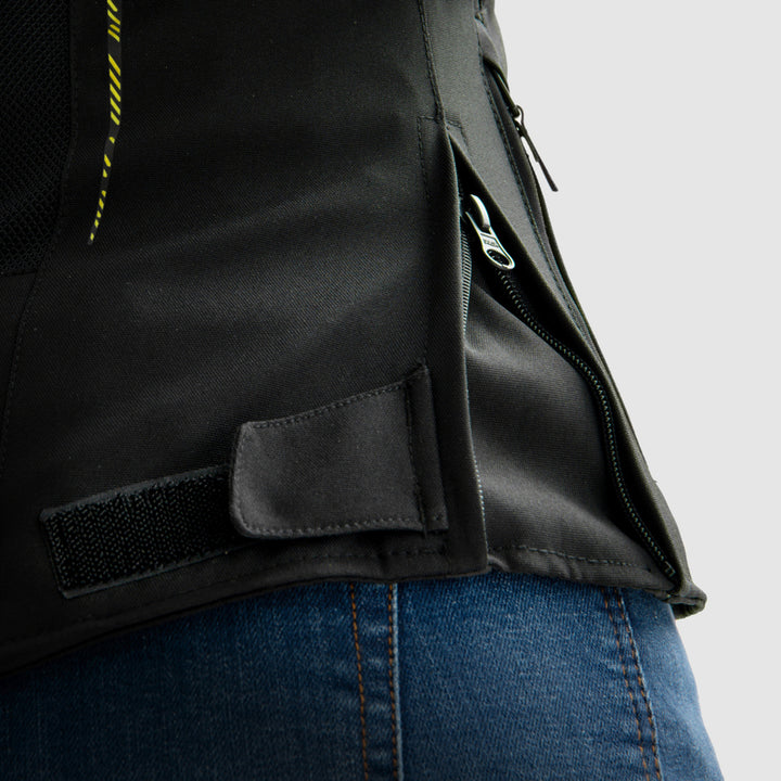 Sidoficka med dragkedja på Rebelhorn Dam Mc-Jacka Jax för praktisk förvaring.