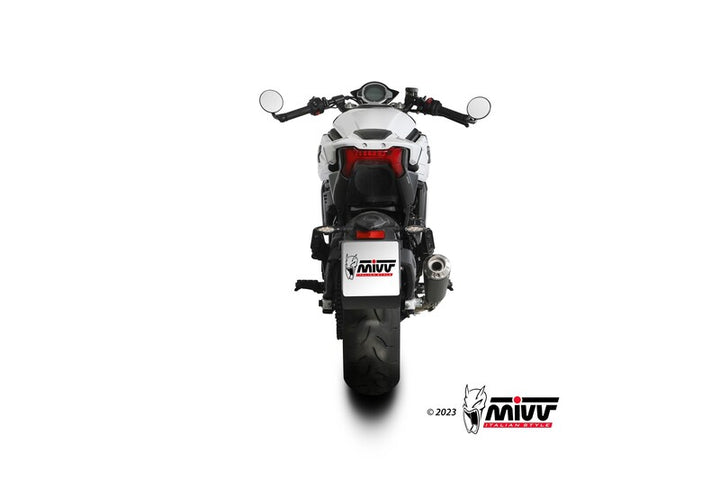 Rakt bakifrån vy av motorcykel utrustad med MIVV Muffler Slip On X-M1 CF.003.LC4B, visar sportig design inom fordonsaccessoarer.