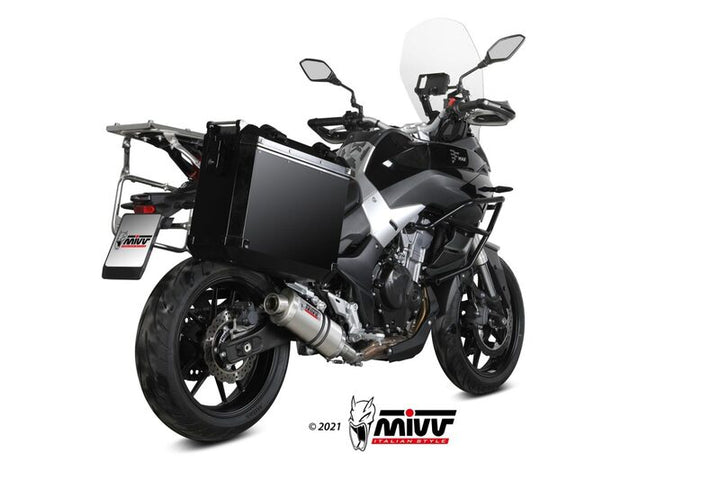 MIVV Oval Silencer VO.001.LX1 monterad på en äventyrsmotorcykel, visad bakifrån med packväskor. Perfekt reservdel inom ACC. EXHAUST.