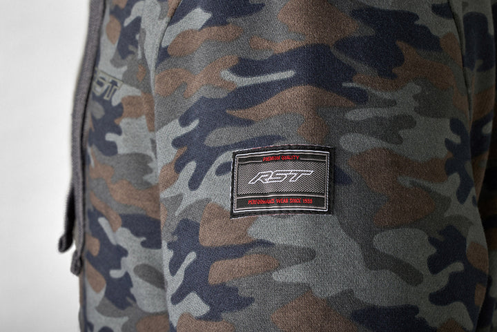 Närbild av ärmen på RST Kevlar Mc-Hoodie Urban Camo med RST-märke och högkvalitativt tyg i kamouflagemönster.