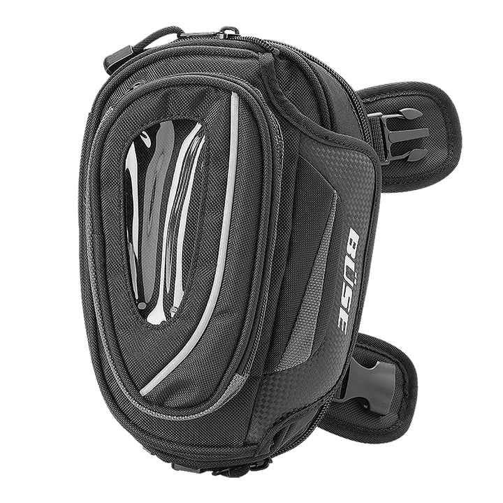 Närbild av Buse Benväska Svart med robust design, reflekterande detaljer och logotyp, optimerad för motorcyklisters behov.