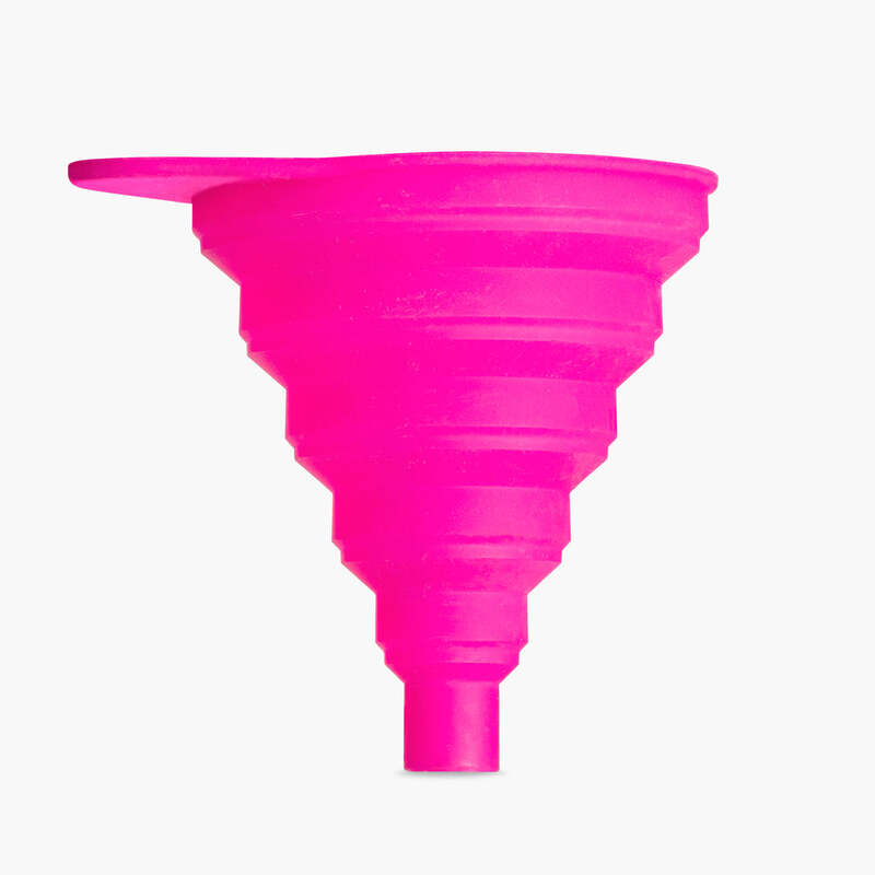 Muc-Off Silicone Funnel i rosa, hopfällbar design för enkel förvaring. Perfekt för cykeltillbehör och utomhusaktiviteter.