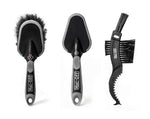 Muc-Off 3x Premium Brush Kit med tre borstar för cykelrengöring, inklusive detaljborste, mjuk borste och kedjerengöringsborste.