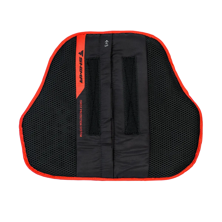 Shima Dam Bröstskydd med svart och röd design, optimerat för motorcykelsäkerhet. Köp nu med 10% rabatt och 30 dagars returrätt.