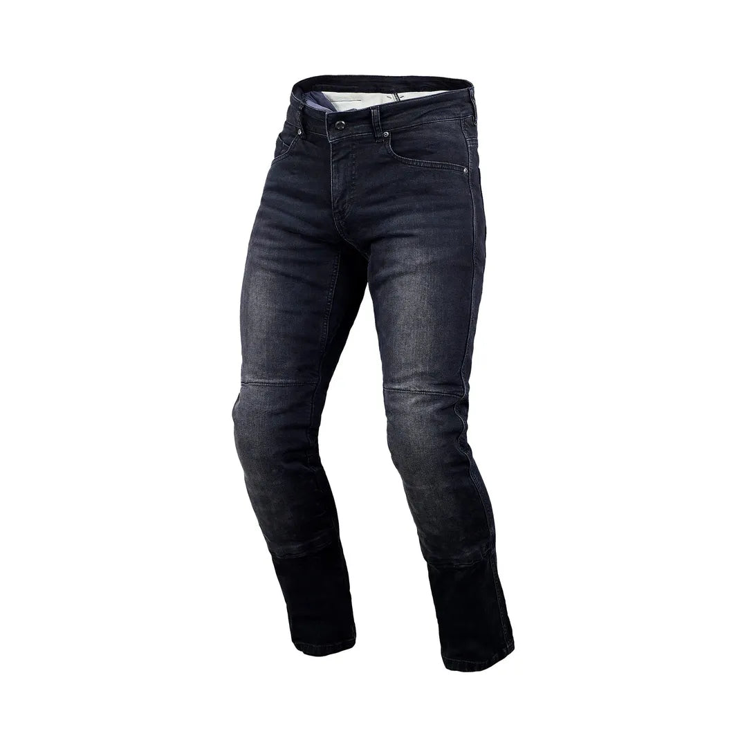 Macna Kevlar Mc-Jeans Norman Svart med slitstark design, förstärkta knän och bekväm passform för motorcykelåkning. Svarta jeans i storlek 30/32 till 36/32.