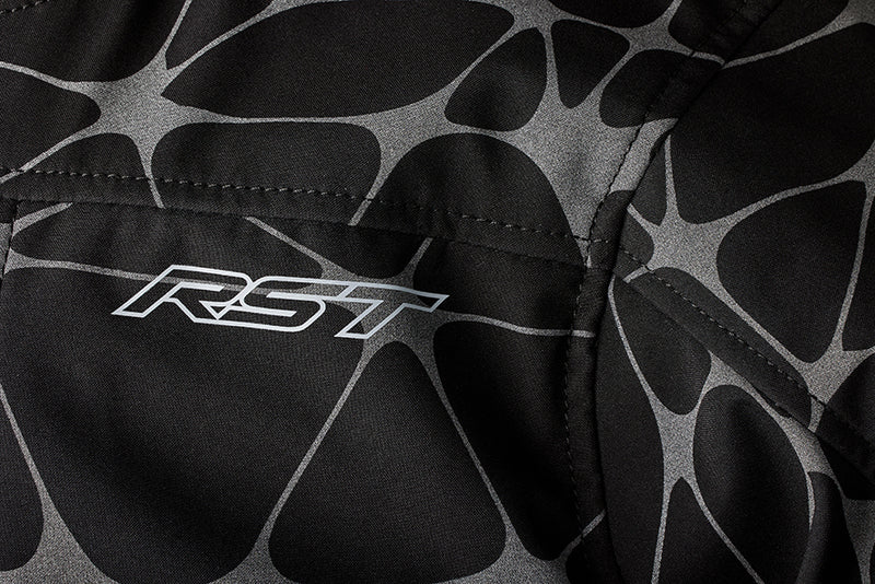 RST-logotyp på RST Softshell Mc-Hoodie Havoc Svart/Grå med reflekterande mönster. Perfekt kombination av stil och funktionalitet.