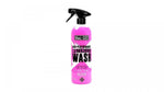 Muc-Off High Performance Waterless Wash 750ml i rosa flaska med spraymunstycke, idealisk för bil- och motorcykeltvätt utan vatten.