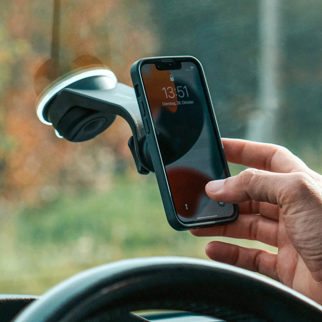 SP Connect Suction Mount monterad på vindruta med smartphone i SPC Phone Case. Perfekt för handsfree-användning i bilen.